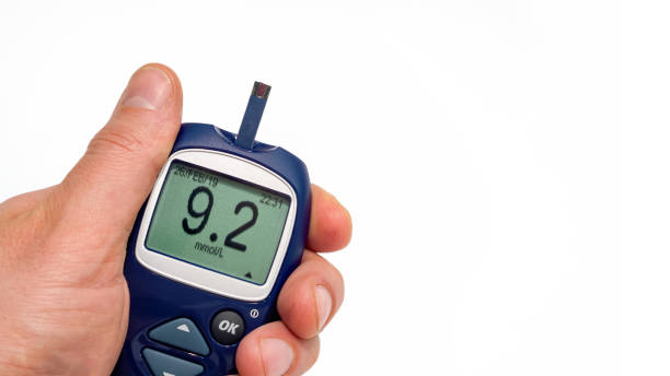 глюкометр в мужской руке. - diabetes high up blood sugar test glucose стоковые фото и изображения