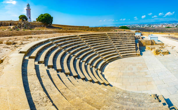 théâtre romain situé sous un phare blanc au parc archéologique de paphos sur chypre - group21 photos et images de collection