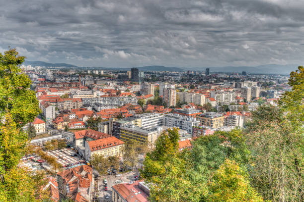 la capital ljublijana - ljublijana fotografías e imágenes de stock