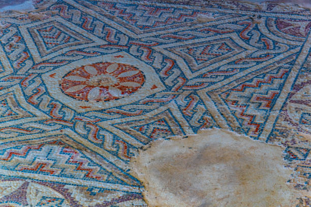 ruínas de uma casa antiga com os mosaicos bonitos do assoalho em kourion antigo, chipre - mosaic greek culture mythology ancient - fotografias e filmes do acervo