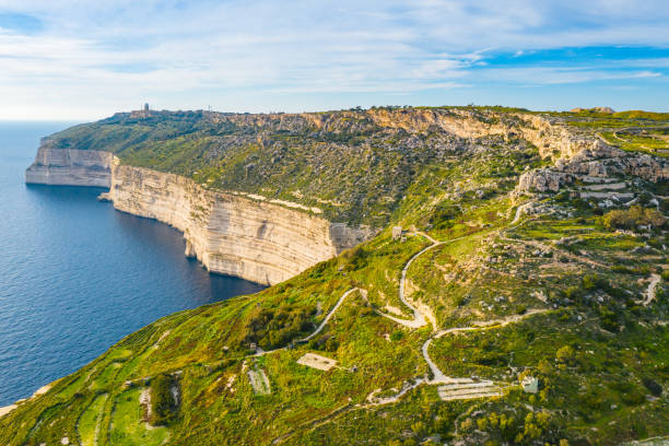 vista aérea de los acantilados de dingli. naturaleza greeny y azul mar y cielo. malta - cliff fotografías e imágenes de stock