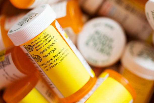 prescription medicine-plusieurs bouteilles de pilules - narcotic prescription medicine pill bottle medicine photos et images de collection