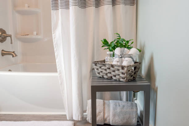 чистая современная ванная комната, украшенная серым и вихрем - shower curtain стоковые фото и изображения