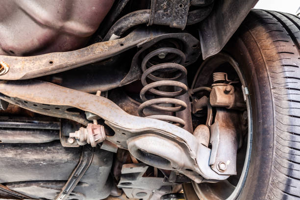 ammortizzatore e braccio di controllo del veicolo usato in un'officina di riparazione - shock absorber foto e immagini stock