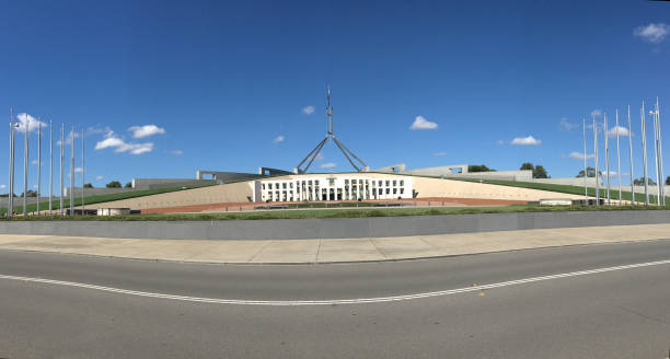 la casa del parlamento australiano en canberra - city urban scene canberra parliament house australia fotografías e imágenes de stock