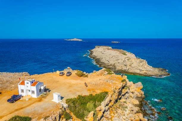 zafer burnu noto come isolotti di capo apostolos andreas e kleides alla fine della penisola di karpaz a cipro - karpas foto e immagini stock