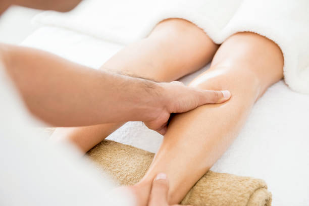 hands of  male therapist giving leg massage to a woman in spa - thai ethnicity massaging thailand thai culture imagens e fotografias de stock