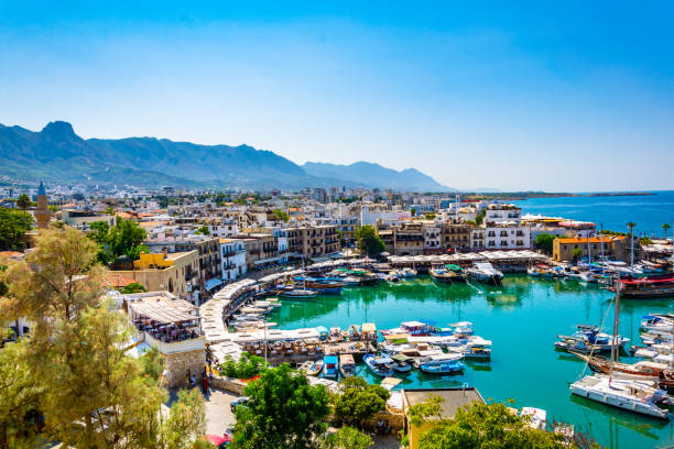 widok na port w kyrenia/girne podczas słonecznego letniego dnia, cypr - public building blue nautical vessel coastline zdjęcia i obrazy z banku zdjęć