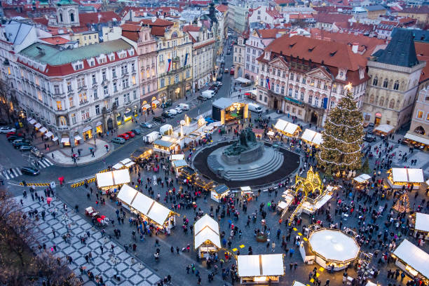 jul marknad står på torget i gamla stan i prag, tjeckien, europa - prague christmas bildbanksfoton och bilder