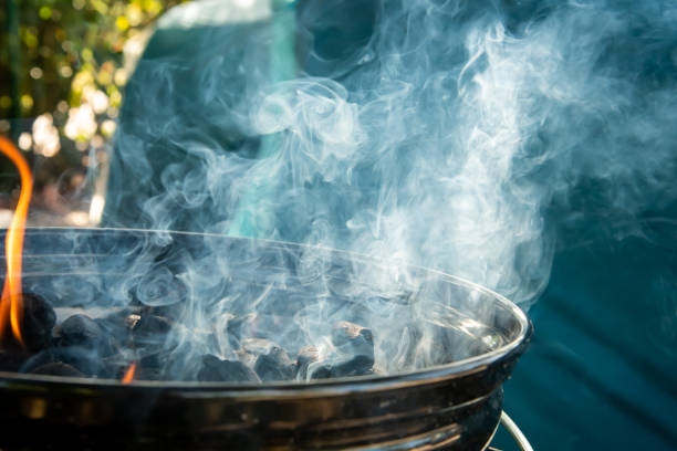 barbecue a carbone sul campeggio. - fotogs foto e immagini stock