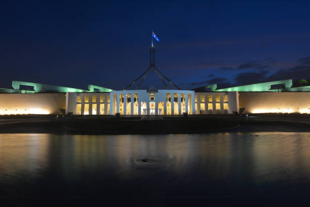 здание австралийского парламента в канберре в сумерках - city urban scene canberra parliament house australia стоковые фото и изображения