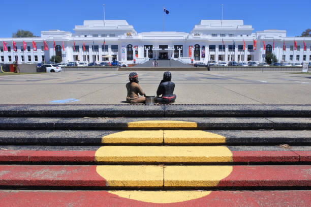 tente autochtone ambassade à canberra zone parlementaire australie capitale territoire - aborigine indigenous culture australian culture australia photos et images de collection