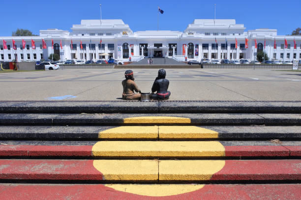 tenda aborigena ambasciata nella zona parlamentare di canberra territorio della capitale australiana - indigenous culture australia aborigine australian culture foto e immagini stock