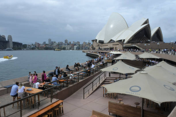 vista panorâmico da paisagem da ponte do porto de sydney e da ópera de sydney - sydney australia sydney opera house australia sydney harbor - fotografias e filmes do acervo