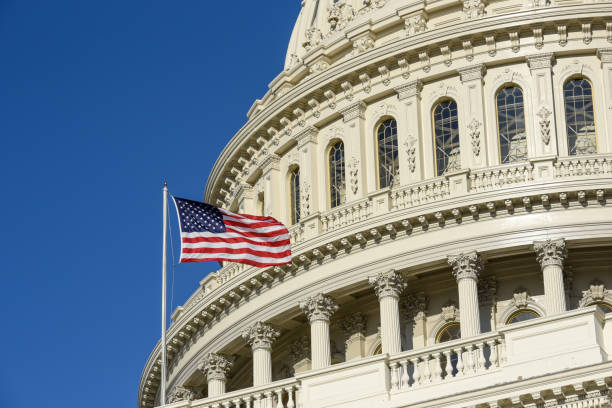 congresso dos e.u.-edifício do capitólio no monte do capitólio na c.c. de washington-dia de mola ensolarado e céu azul desobstruído - washington dc architecture nobody american flag - fotografias e filmes do acervo