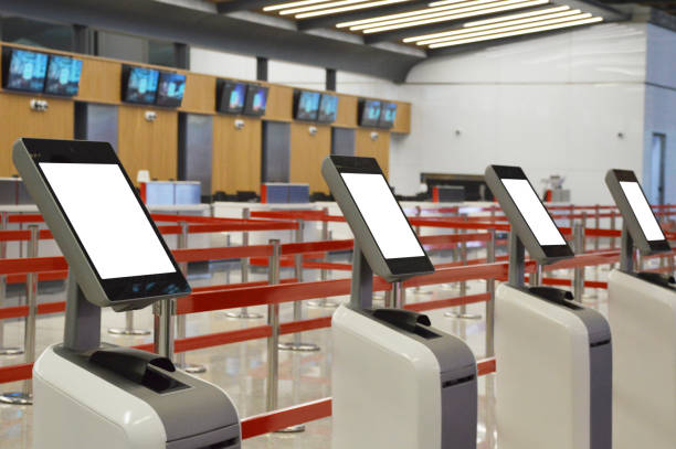 luchthaven online self check-in kiosk (schermen hebben clipping path) - self service stockfoto's en -beelden