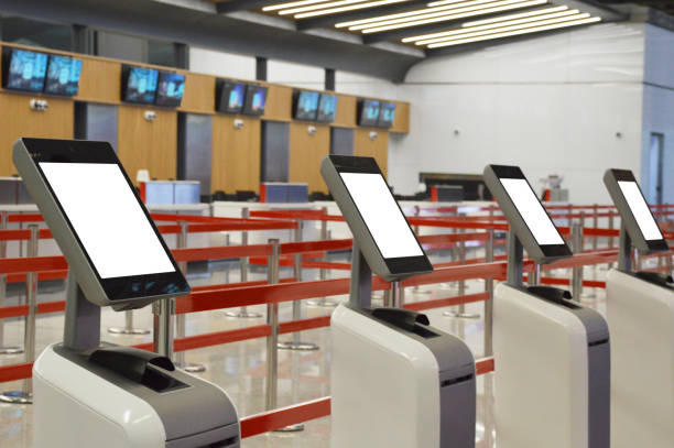 airport online self check-in kiosk (screens have clipping path) - airport airport check in counter ticket ticket machine imagens e fotografias de stock