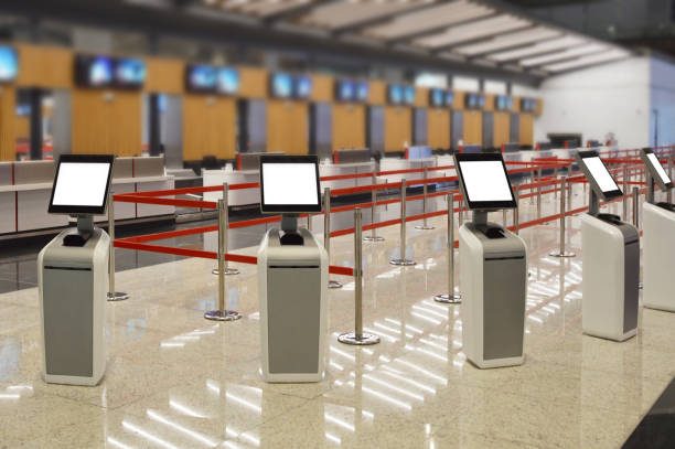 airport online self check-in kiosk (screens have clipping path) - airport airport check in counter ticket ticket machine imagens e fotografias de stock