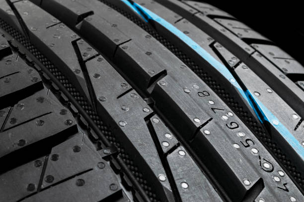 Studio shot of a set of summer car tires on black background. Tire stack background. Selective focus. Car tyre protector close up. Black rubber tire. Brand new car tires. Close up black tyre profile. Car tires in a row estudio de un conjunto de llantas de coches de verano sobre fondo negro. fondo de pila de neumáticos. enfoque selectivo. protector de neumáticos de cerca. neumático de caucho negro. neumáticos de coche nuevos. cierre el perfil del neumático negro. los