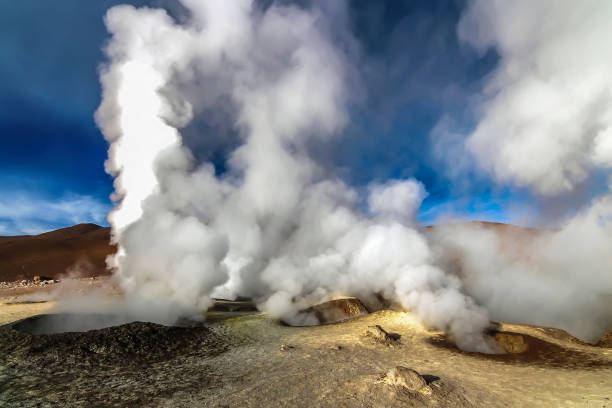geysers de piscine à vapeur chaude dans la zone géothermique de sol de manana, bolivie - geothermy photos et images de collection