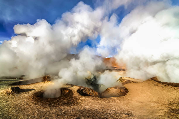 geysers de piscine à vapeur chaude dans la zone géothermique de sol de manana, bolivie - geothermy photos et images de collection