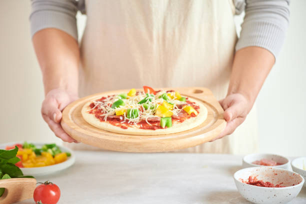 ステップバイステップのボスはピザマルガリータを作ります。生地とピザの食材 - cheese making ストックフォトと画像