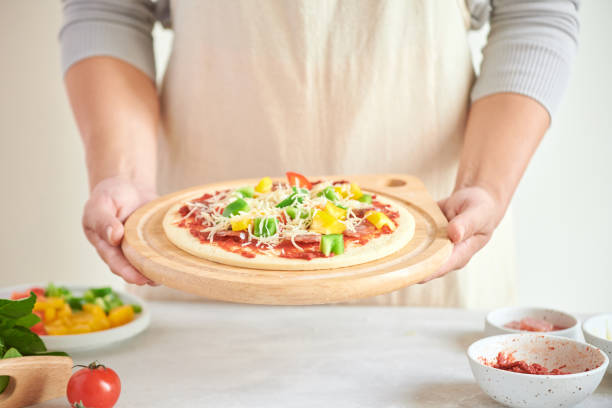 o chefe passo a passo faz uma margarita de pizza. ingredientes da massa de pão e da pizza - cheese making - fotografias e filmes do acervo