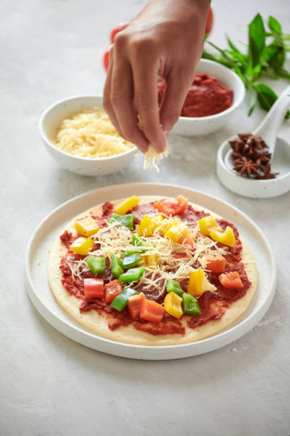 o chefe passo a passo faz uma margarita de pizza. ingredientes da massa de pão e da pizza - pizza sauces chef making - fotografias e filmes do acervo