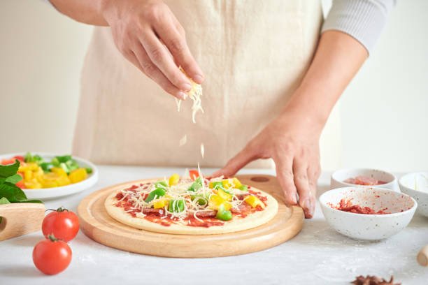 o chefe passo a passo faz uma margarita de pizza. ingredientes da massa de pão e da pizza - pizza sauces chef making - fotografias e filmes do acervo