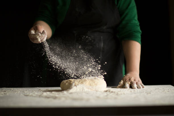 brotbrot mit händen kneten - bread kneading making human hand stock-fotos und bilder