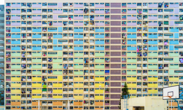 colorato edificio pastello arcobaleno con campo da basket e sfondo finestre facciata. progettazione di edifici in architettura a choi hung estate, kowloon, hong kong city, cina. - hanging basket foto e immagini stock
