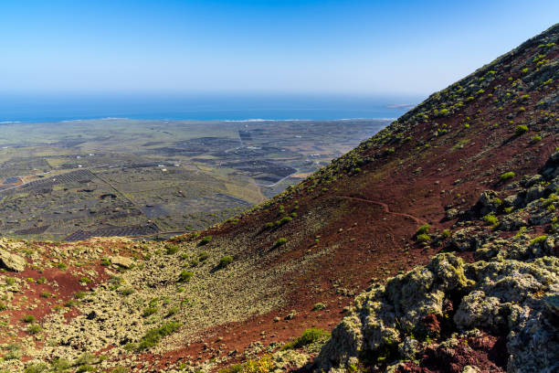 火山コロナの上にスペイン、ランサローテ島、赤と緑の色は、島内の美しい景色を提示します - lanzarote canary islands volcano green ストックフォトと画像