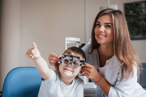 istock Both are watching to a board. Child sitting in the doctor's cabinet and have tested his visual acuity 1140521654