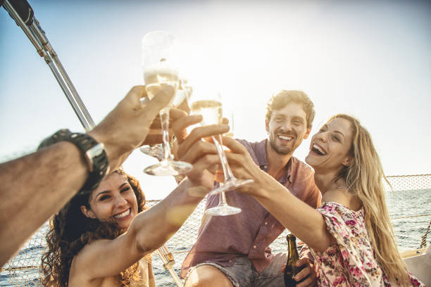 toasting na lato: rejs żaglówką z przyjaciółmi - drink alcohol summer celebration zdjęcia i obrazy z banku zdjęć