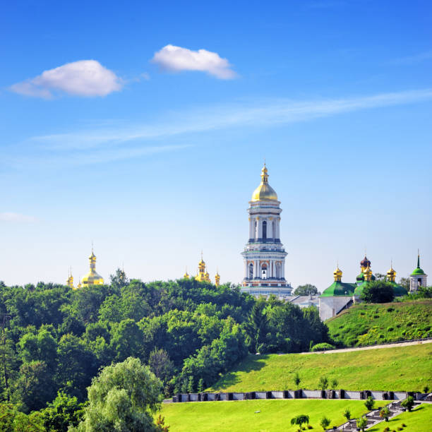 kyiv pechersk lavra - kyiv orthodox church dome monastery foto e immagini stock