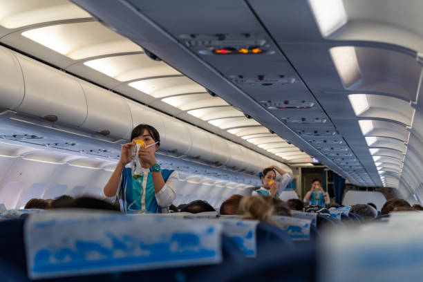 assistenti di volo dimostrano l'uso corretto delle maschere di ossigeno prima del volo - warning sign seat belt foto e immagini stock