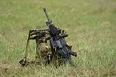 rucksack-mit-waffe-auf-grasfeld.jpg?b=1&