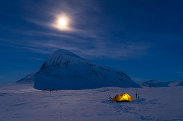 kemping górski - winter landscape sweden snow zdjęcia i obrazy z banku zdjęć