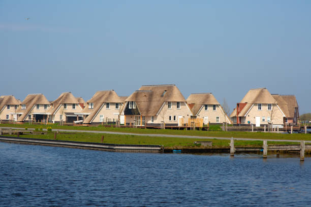 Dutch holiday homes Holiday homes on the waterfront in Friesland, the Netherlands friesland netherlands stock pictures, royalty-free photos & images