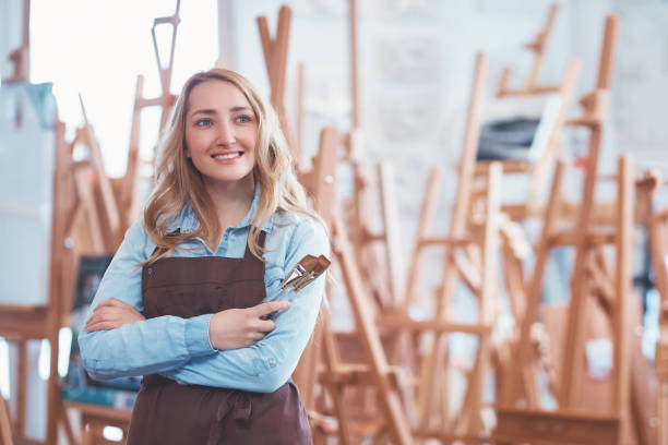 istock Smiling woman with a brush 1140543367
