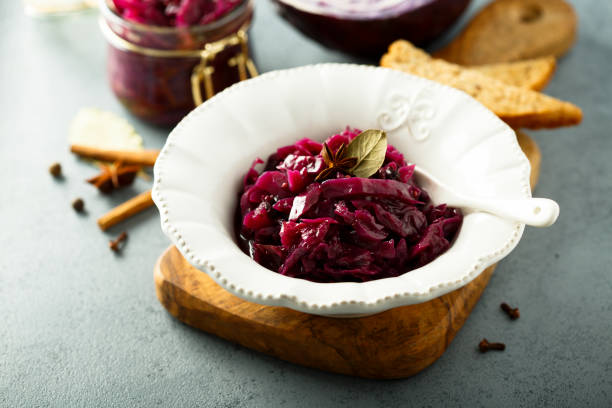 krabben aus rotkohl - sauerkraut salad coleslaw cabbage stock-fotos und bilder