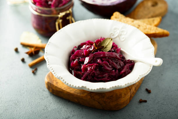 赤キャベツのピクルス - sauerkraut salad coleslaw cabbage ストックフォトと画像