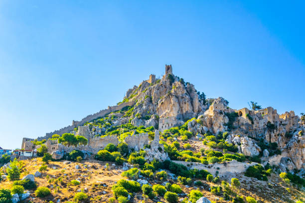 ruines du château saint-hilarion dans le nord de chypre - 7656 photos et images de collection