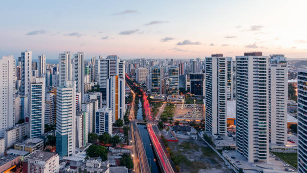 vista panorámica desde el distrito de boa viagem en recife, pernambuco, brasil - urban scene brazil architecture next to fotografías e imágenes de stock