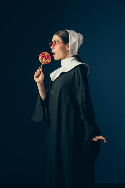 jovencita medieval como monja - conventual fotografías e imágenes de stock