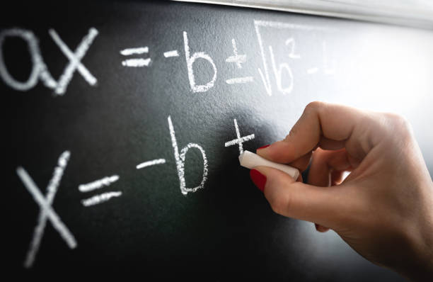 黑板上的數學方程、函數或計算。老師在學校教室上課和講課時在黑板上寫字。學生計算或教授工作。 - 後備球員 個照片及圖片檔