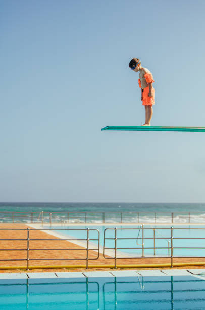 chłopiec uczy się nurkować na basenie - diving board zdjęcia i obrazy z banku zdjęć