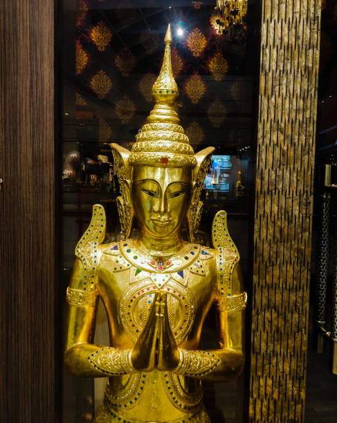 istock golden welcoming statue 1140572582