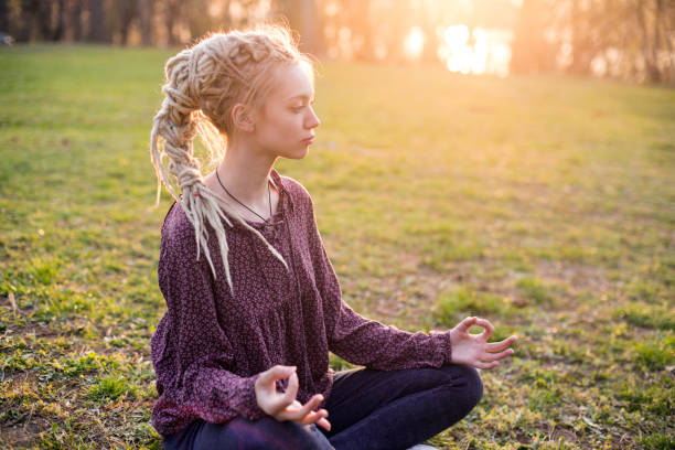 ヒッピー瞑想 - yoga outdoors hippie people ストックフォトと画像