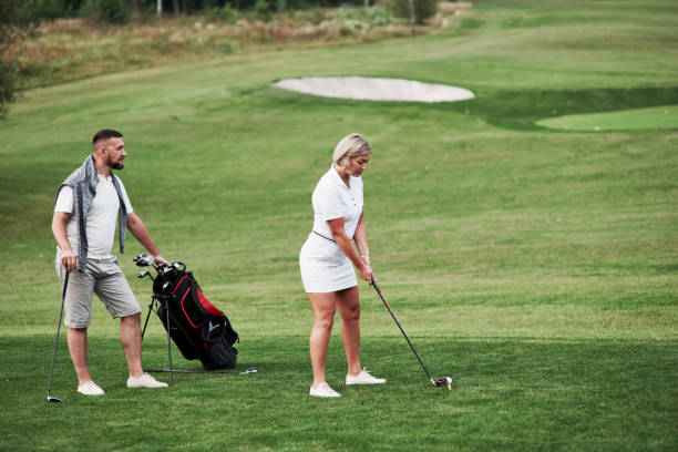 골프 선수들의 커플은 주말 시간에 좋은 게임을 - golf women female concentration 뉴스 사진 이미지